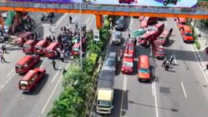 Sopir Angkot Bekasi Protes Kebijakan Trans Beken, Tutup Jalan Jenderal Ahmad Yani