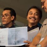 Roy Suryo Cs Tunjukkan Salinan Ijazah Jokowi Terlegalisasi di Polda Metro Jaya