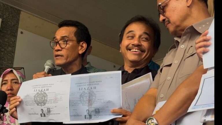 Roy Suryo Cs Tunjukkan Salinan Ijazah Jokowi Terlegalisasi di Polda Metro Jaya