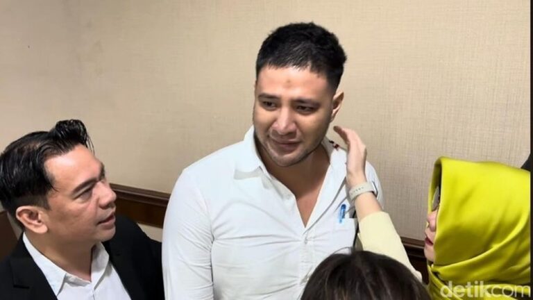 Tangis Ammar Zoni Pecah di Sidang, Emosi Terpukul Disebut Pengedar dan Dituding Libatkan Anak