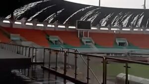 Angin Kencang 15 Menit Rusak Atap Stadion Pakansari Bogor dan Lukai Satu Pedagang