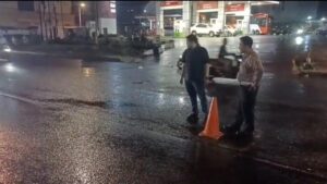 Jalan Berlubang di Ciputat Ancam Keselamatan Pengendara, Polisi Pasang Traffic Cone