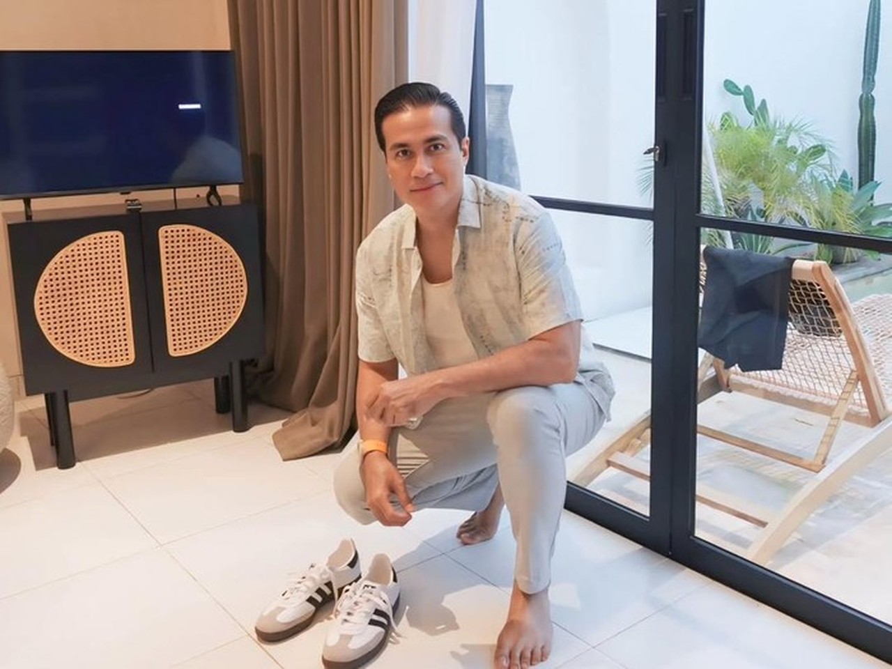 Adjie Pangestu Tegaskan Tak Punya Hubungan dengan Denada, Bantah Isu Ayah Biologis Anak Adjie Pangestu Tegaskan Tak Punya Hubungan dengan Denada, Bantah Isu Ayah Biologis Anak