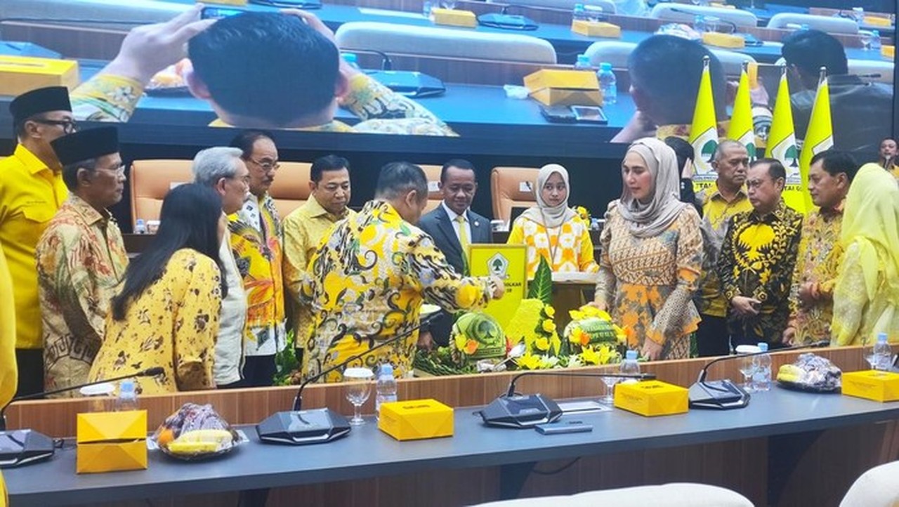Bahlil Lahadalia Hadiri HUT Fraksi Golkar DPR, Setya Novanto Turut Hadir dan Berfoto Bersama Bahlil Lahadalia Hadiri HUT Fraksi Golkar DPR, Setya Novanto Turut Hadir dan Berfoto Bersama