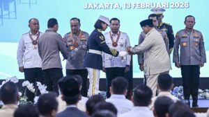 Prabowo Anugerahkan Tanda Kehormatan untuk Pejabat Polri dan Tokoh Penggerak Program Makan Bergizi Gratis