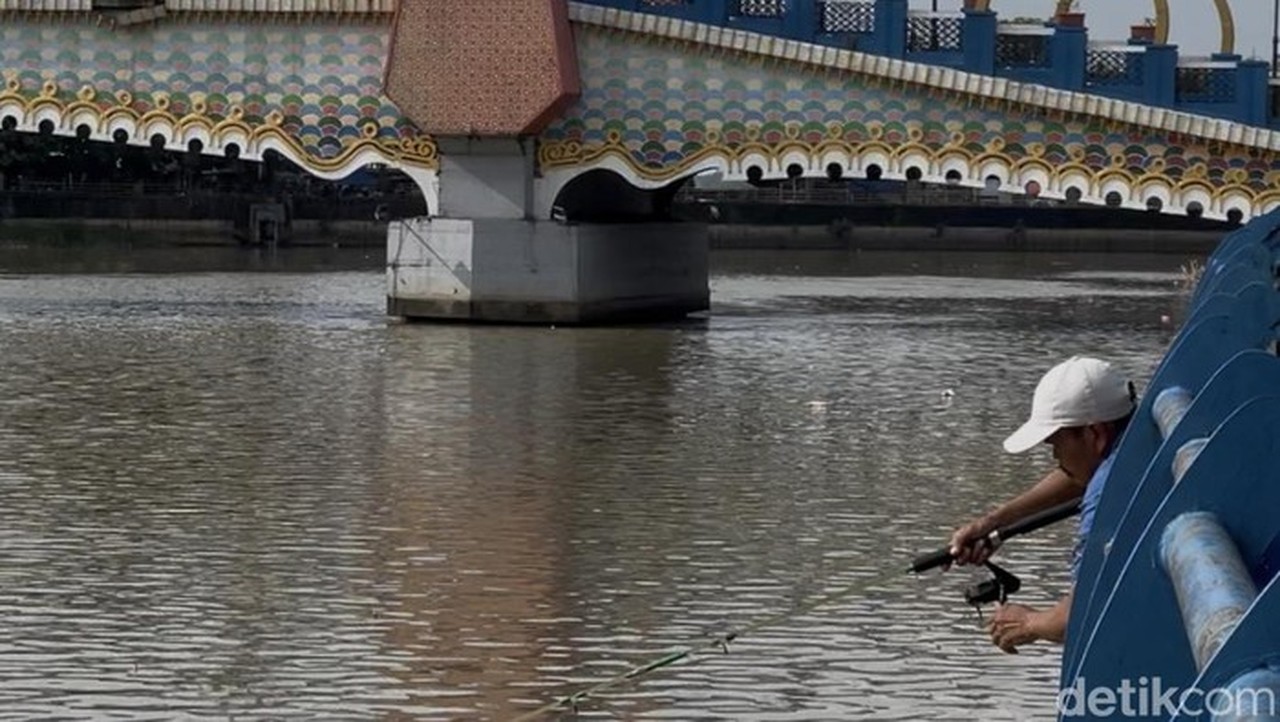 Warga Kembali Mancing Di Sungai Cisadane Yang Tercemar Pestisida. (adhfar Aulia/detikcom)