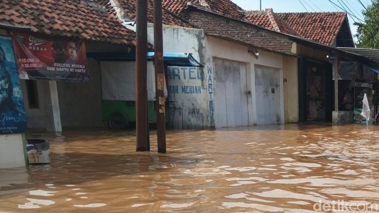 Banjir Cirebon Rendam Tiga Kecamatan, 1.505 Warga Terdampak Luapan Sungai Banjir Cirebon Rendam Tiga Kecamatan, 1.505 Warga Terdampak Luapan Sungai