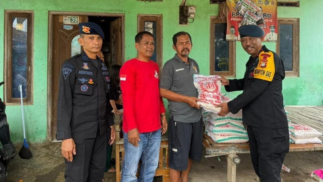 Brimob Polda Metro Berbagi Sembako di Sukamakmur Bekasi dalam Aksi ‘Jumat Peduli’ Brimob Polda Metro Berbagi Sembako di Sukamakmur Bekasi dalam Aksi ‘Jumat Peduli’