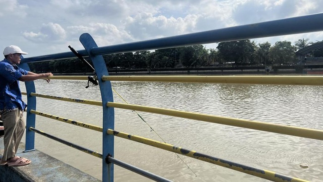 Warga Tangerang Nekat Konsumsi Ikan Sungai Cisadane Berbau Solar Pasca Kebakaran Pabrik Pestisida Warga Tangerang Nekat Konsumsi Ikan Sungai Cisadane Berbau Solar Pasca Kebakaran Pabrik Pestisida