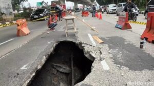 Jalan Sholeh Iskandar Bogor Amblas, Lubang Menganga Picu Kemacetan Parah