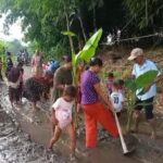 Aksi Protes Warga Lebak: Pohon Pisang dan Padi Tumbuh di Jalan Rusak Parah