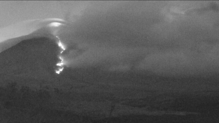 Gunung Semeru Erupsi Dua Kali Malam Ini, Semburkan Awan Panas Sejauh 4 Kilometer Gunung Semeru Erupsi Dua Kali Malam Ini, Semburkan Awan Panas Sejauh 4 Kilometer