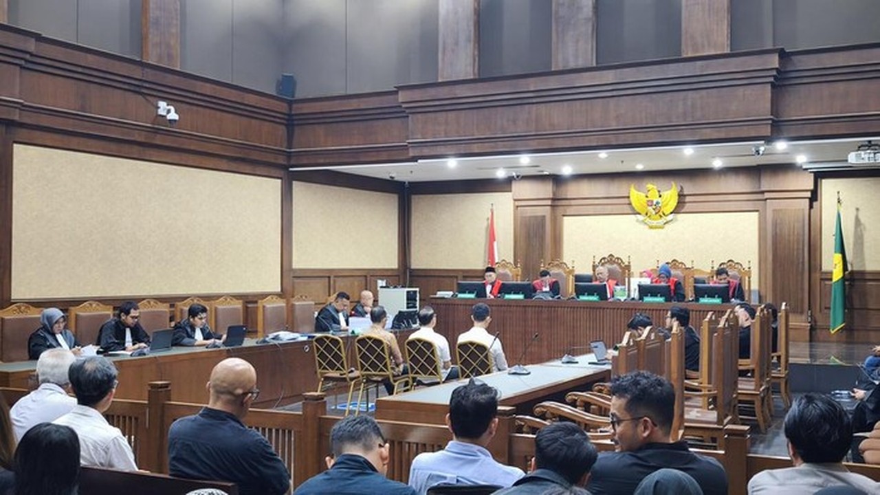 Delapan Terdakwa Korupsi Minyak Mentah Dituntut 14-16 Tahun Penjara, Rugikan Negara Rp 285 Triliun