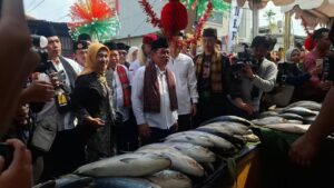 Pramono Anung Borong Bandeng Jumbo 14 Kg di Rawa Belong, Dukung UMKM Lokal