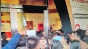 Riuh Rebutan Emas di Jewellery Fair JCC, Pengunjung Antre Sejak Dini Hari