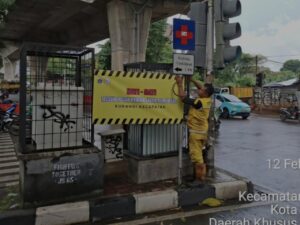 Waspada Jalan Berlubang, Pemprov DKI Pasang Spanduk Peringatan di Lima Wilayah Kota