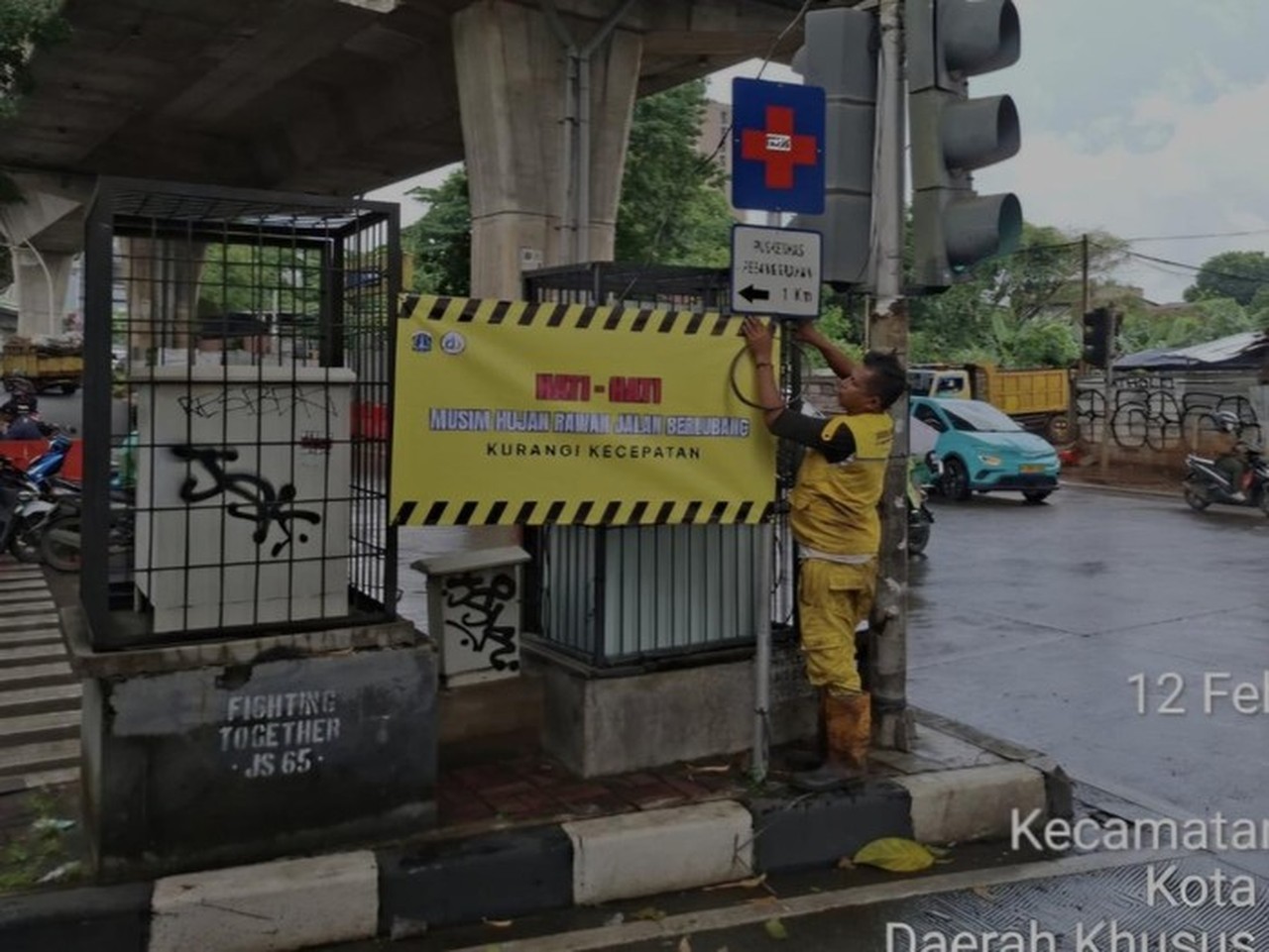 Waspada Jalan Berlubang, Pemprov DKI Pasang Spanduk Peringatan di Lima Wilayah Kota