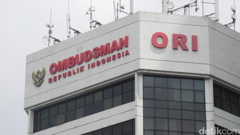 Polemik Ketua RT Tanjung Barat: Lurah Rizki Wijaya Diadukan ke Ombudsman RI Polemik Ketua RT Tanjung Barat: Lurah Rizki Wijaya Diadukan ke Ombudsman RI