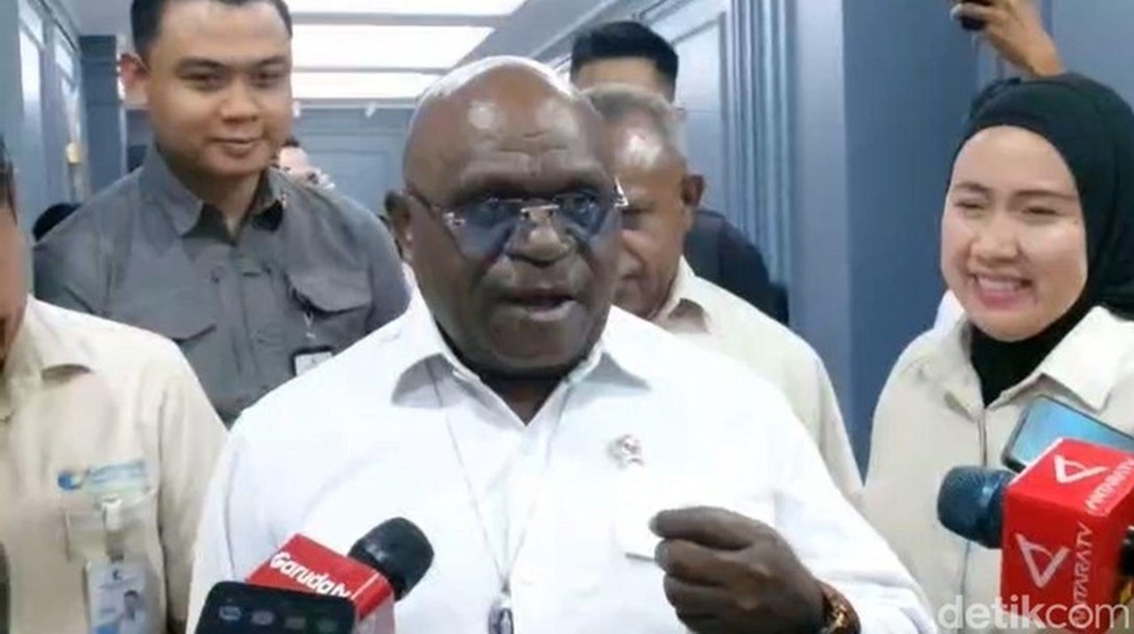 Natalius Pigai Minta Isu Reshuffle Kabinet Tak Digoreng-Goreng: I Love You, Wartawan