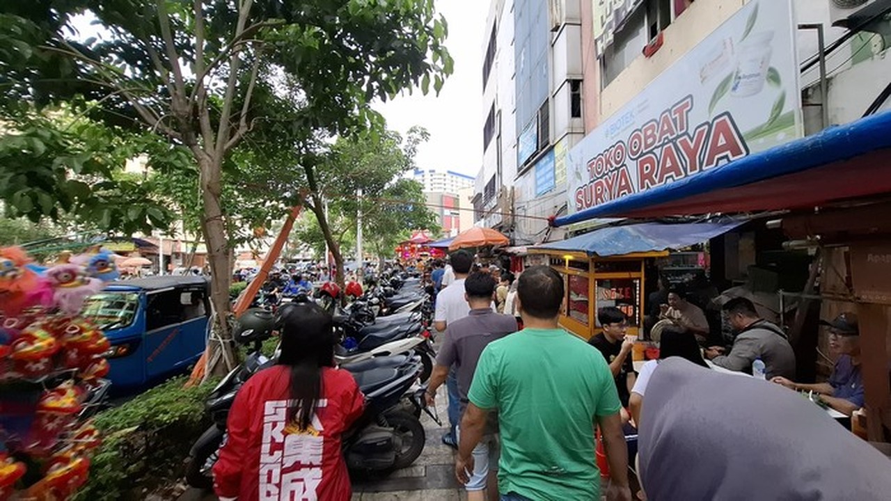 Trotoar Glodok Tergerus Lapak PKL dan Parkir Liar, Pejalan Kaki Terpaksa ke Jalan Raya Trotoar Glodok Tergerus Lapak PKL dan Parkir Liar, Pejalan Kaki Terpaksa ke Jalan Raya