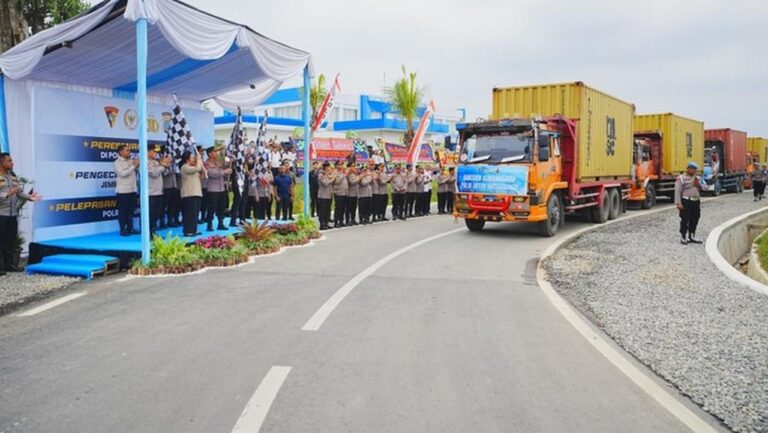 Kapolri Lepas 22 Kontainer Bantuan Kemanusiaan Polri untuk Korban Bencana Aceh dan Sumut