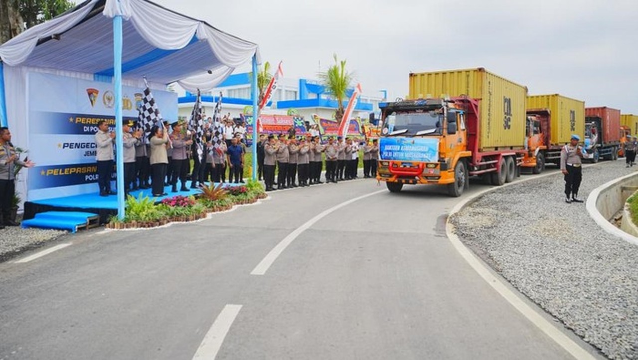 Kapolri Lepas 22 Kontainer Bantuan Kemanusiaan Polri untuk Korban Bencana Aceh dan Sumut