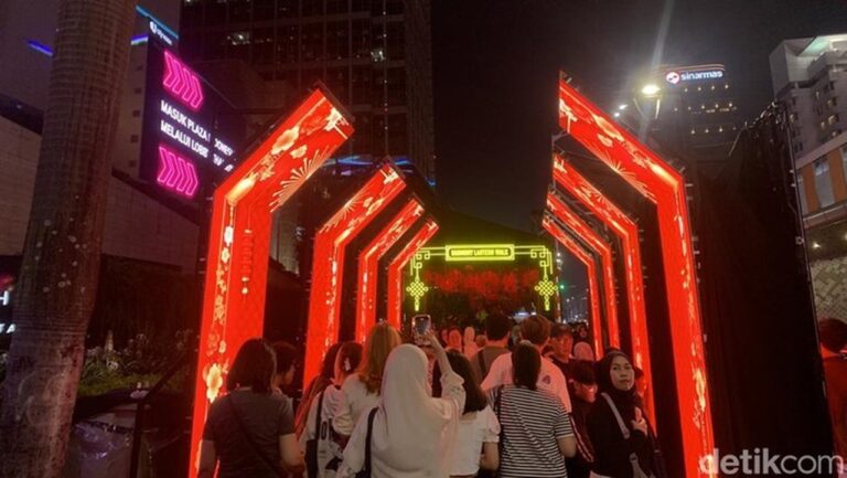 Lampion Merah Hiasi Bundaran HI, Warga Jakarta Antusias Rayakan Festival Imlek 2026