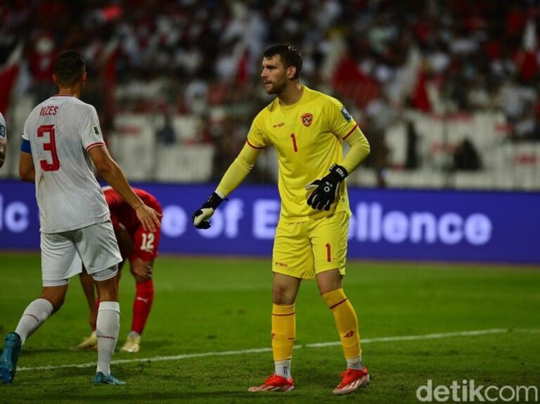 Simon Tahamata Sambut Kepindahan Maarten Paes ke Ajax: Ikut Senang Meski Belum Baca Berita