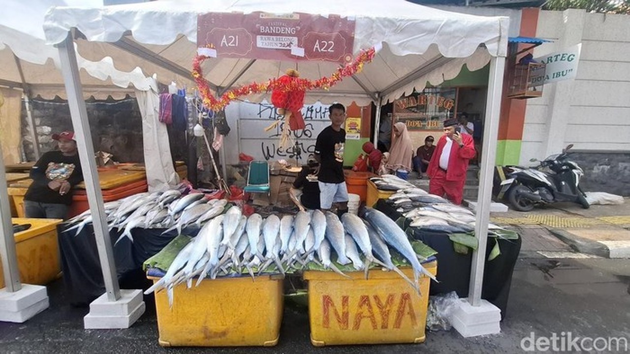 Jelang Imlek, Pedagang Bandeng Rawa Belong Raup Omzet Jutaan Rupiah Per Hari