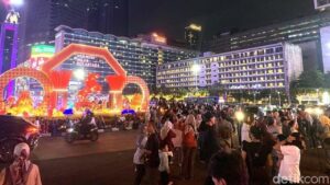 Festival Imlek Bundaran HI Banjir Pengunjung, Warga Serbu Spot Foto Menarik