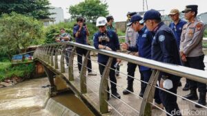 Sungai Cisadane Tercemar Pestisida, KLH Ambil Sampel dan Tabur Karbon Aktif