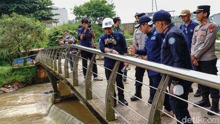 Sungai Cisadane Tercemar Pestisida, KLH Ambil Sampel dan Tabur Karbon Aktif