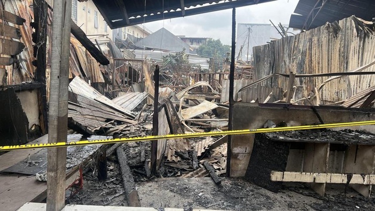 Gudang Dekorasi dan Ruko Tekstil di Cipadu Tangsel Terbakar Hebat, Kerugian Capai Rp 7 Miliar Gudang Dekorasi dan Ruko Tekstil di Cipadu Tangsel Terbakar Hebat, Kerugian Capai Rp 7 Miliar