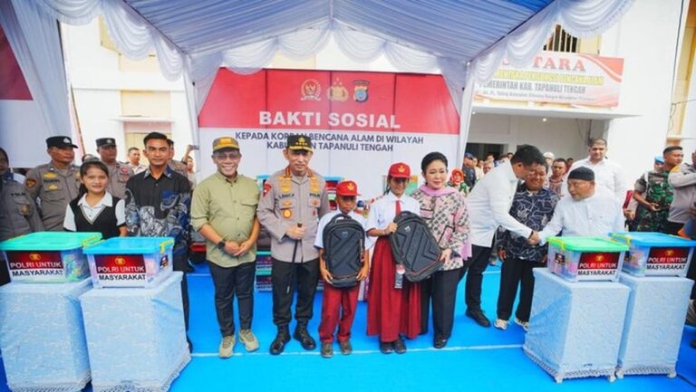 Kapolri dan Titiek Soeharto Tinjau Huntara Korban Banjir Tapteng, Salurkan 16 Truk Bantuan Kapolri dan Titiek Soeharto Tinjau Huntara Korban Banjir Tapteng, Salurkan 16 Truk Bantuan