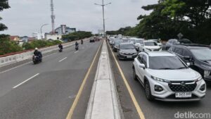 Long Weekend Imlek 2026: Kemacetan Panjang Mengular di Gerbang Tol Pasteur Bandung