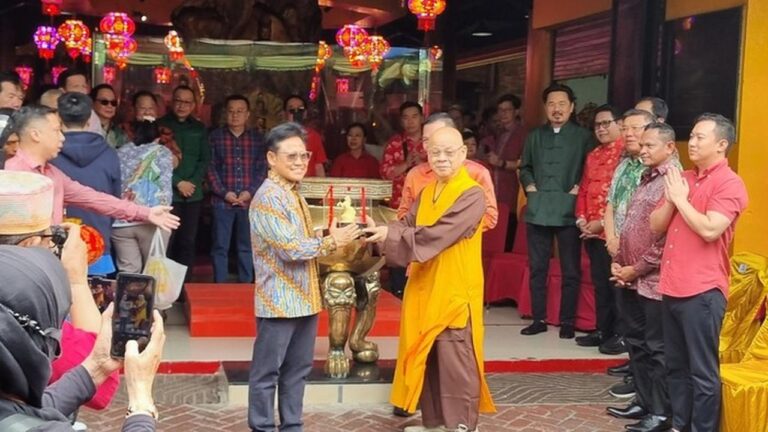 Cak Imin Peringati Imlek di Vihara Jakarta Barat Sambil Bagikan Sembako