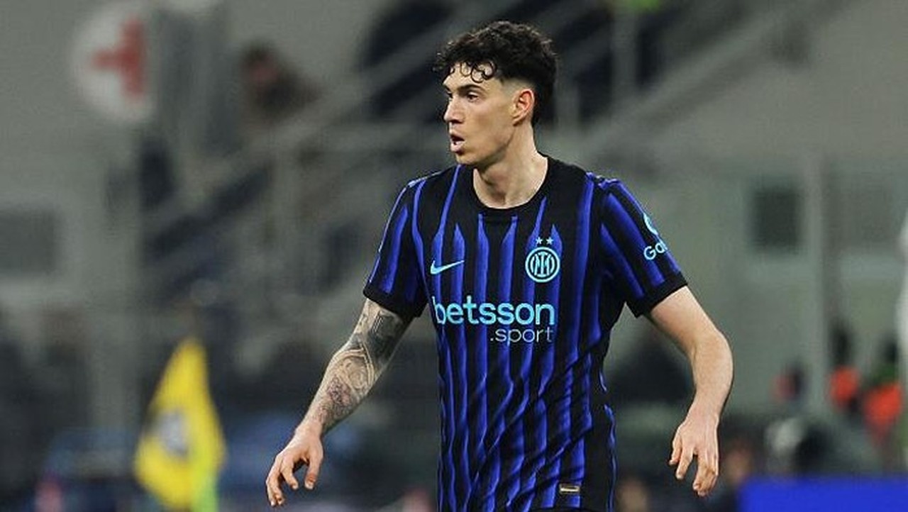 Bastoni Mendapat Sorotan Usai Melakukan Diving Yang Berujung Kartu Merah Kalulu Dalam Laga Inter Vs Juventus. Foto: Inter Via Getty Images/francesco Scaccianoce Inter