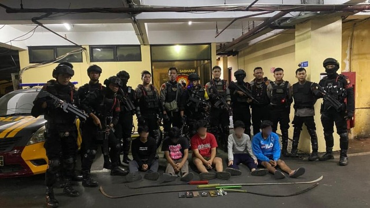 Lima Pemuda di Ciracas Dicokok Polisi Bawa Senjata Tajam Diduga Hendak Tawuran Lima Pemuda di Ciracas Dicokok Polisi Bawa Senjata Tajam Diduga Hendak Tawuran
