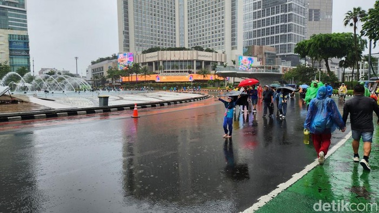 Warga Tetap Berolahraga di CFD HI Meski Hujan, ‘Biar Basah Sekalian!’