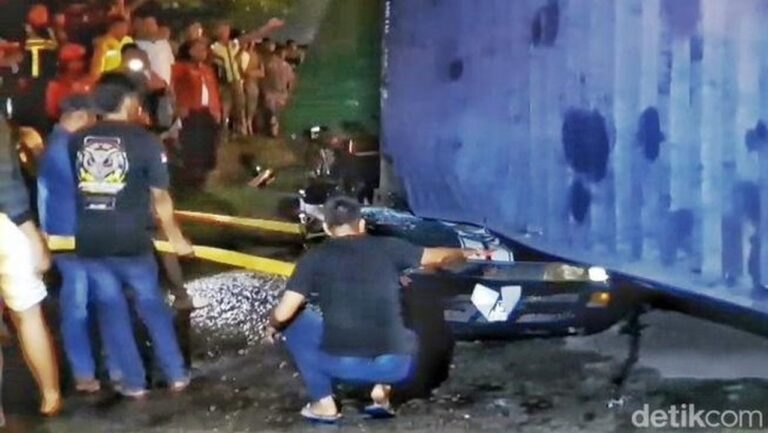 Truk Kontainer Timpa Sedan di Karawang, Ibu dan Anak Tewas dalam Pangkuan