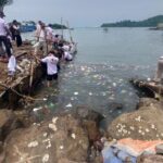 Akses Wisata Pulau Merak Besar Tercemar Sampah, Kader Gerindra Lakukan Aksi Bersih-bersih