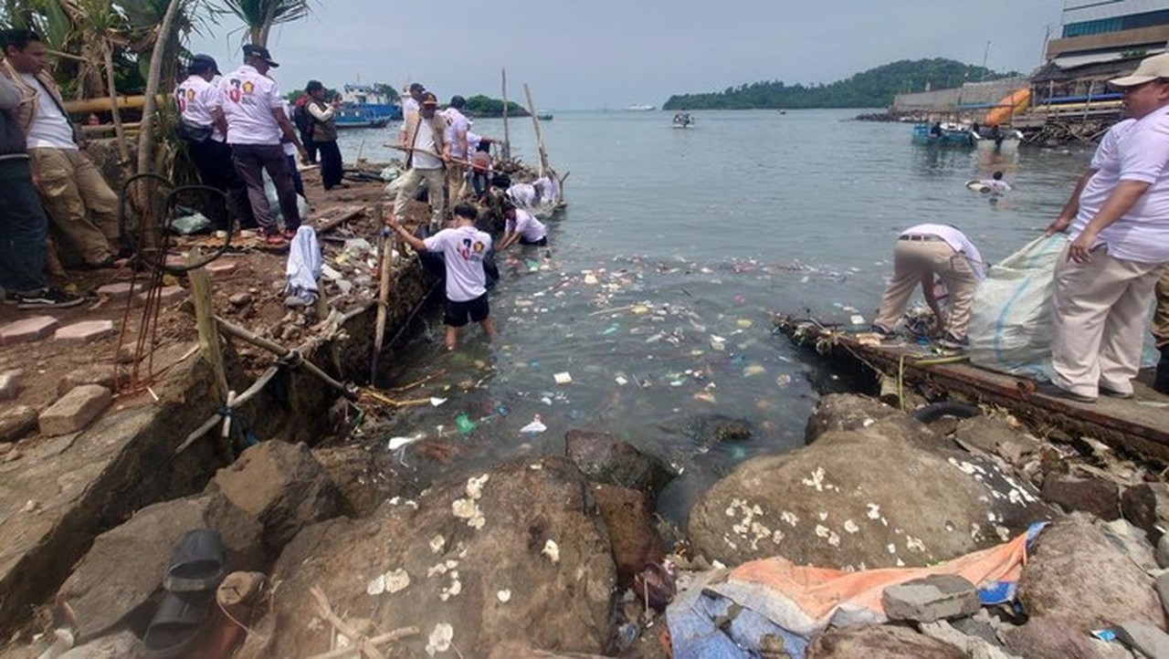 Akses Wisata Pulau Merak Besar Tercemar Sampah, Kader Gerindra Lakukan Aksi Bersih-bersih
