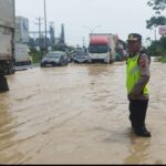 Banjir Pantura Kaligawe Semarang Lumpuhkan Lalu Lintas, Kendaraan Mogok Massal