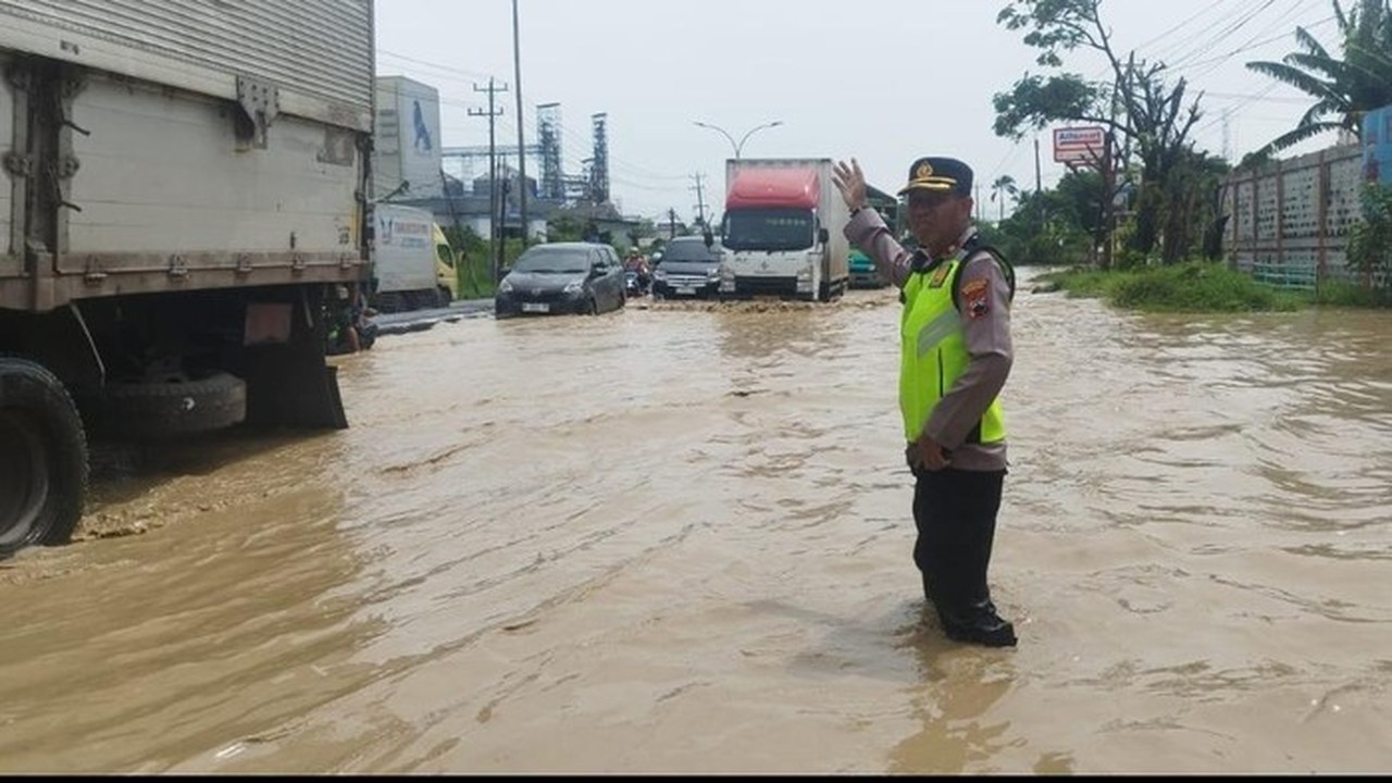 Banjir Pantura Kaligawe Semarang Lumpuhkan Lalu Lintas, Kendaraan Mogok Massal Banjir Pantura Kaligawe Semarang Lumpuhkan Lalu Lintas, Kendaraan Mogok Massal