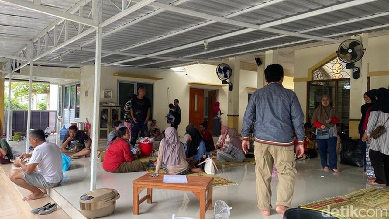 Foto: Pengungsian Warga Terdampak Banjir Di Perumahan Dinar Indah, Kelurahan Mateseh, Kecamatan Tembalang, Kota Semarang, Senin (16/2/2026). (arina Zulfa Ul Haq/detikjateng).