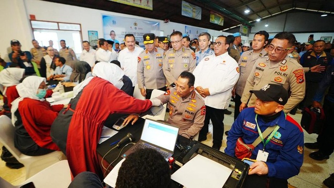 Kapolri Jenderal Listyo Sigit Prabowo Ikut Donor Darah Bersama Buruh Dalam Hut Ke 53 Kspsi Di Tangerang, Serahkan Bantuan Sosial Dan Mou Rumah Subsidi. (dok Polri)