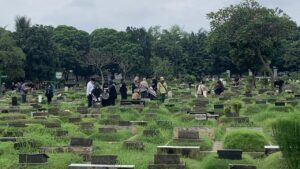 Jelang Ramadan, TPU Menteng Pulo Diserbu Peziarah: Tradisi Ziarah Makam Semakin Ramai