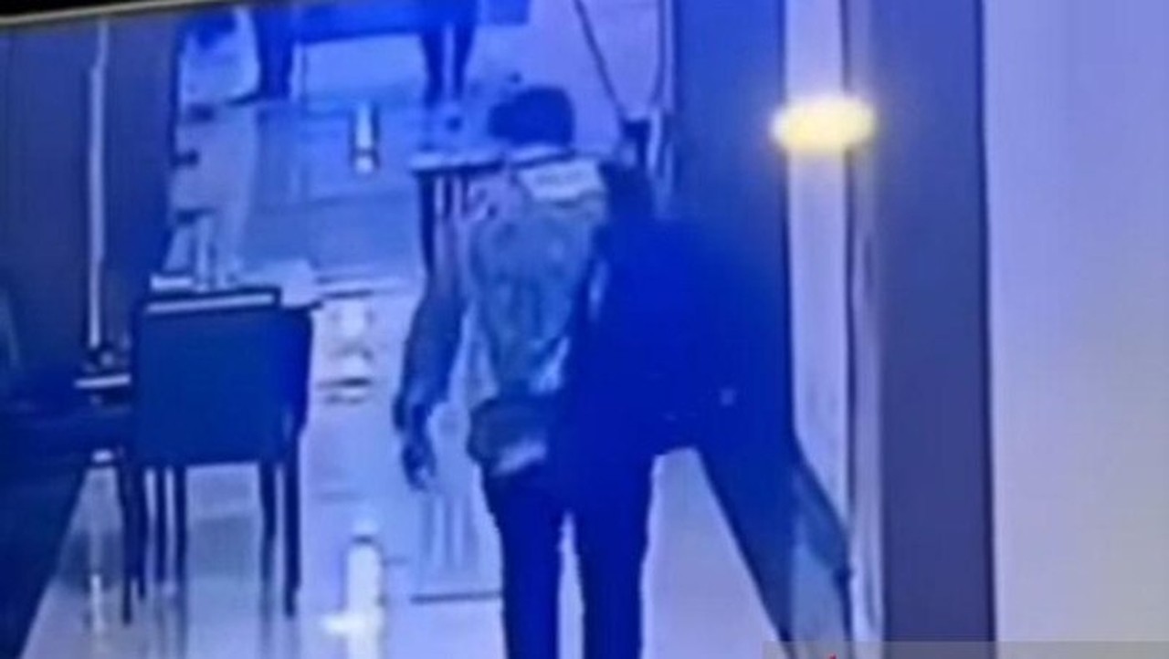 Polda Metro Jaya Ringkus Maling Laptop Berbekal Lanyard di Hotel Bintang 5 Polda Metro Jaya Ringkus Maling Laptop Berbekal Lanyard di Hotel Bintang 5