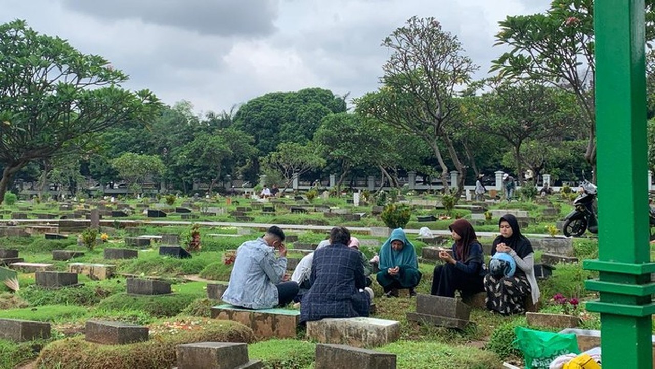 Tradisi Ziarah Makam Jelang Ramadan: Momen Pengingat dan Doa Keluarga di TPU Menteng Pulo