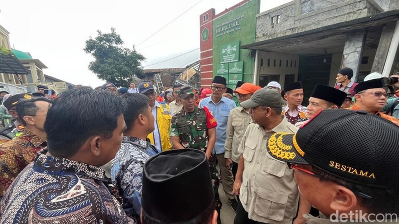 Ahmad Muzani Minta Warga Padasari Tegal Tak Kembali ke Lokasi Tanah Bergerak Ahmad Muzani Minta Warga Padasari Tegal Tak Kembali ke Lokasi Tanah Bergerak